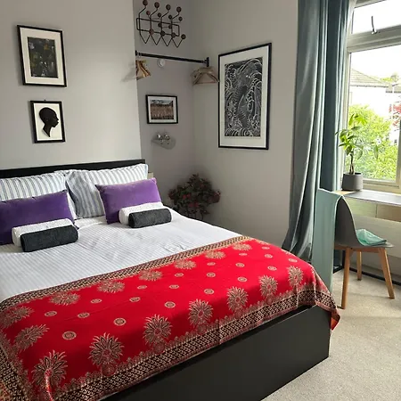 Modern Double Bedroom In City Apartment Room 1-2