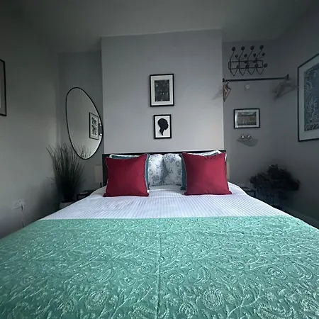 Modern Double Bedroom In City Apartment Room 1-3