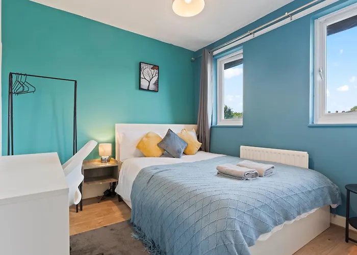 Lovely 4Br House In The City With Parking London